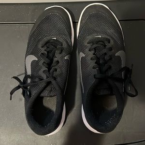 size 8.5 women’s black nike sneakers